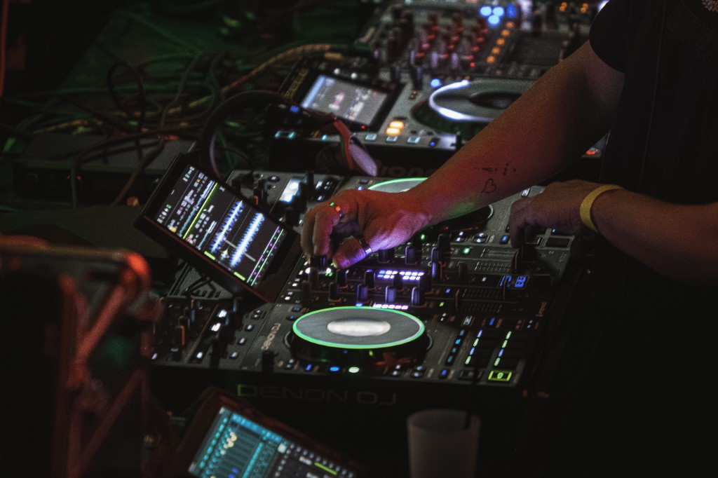 Flamingo Club - DJ set e console